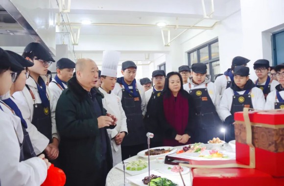 骏马踏春来，年饭传技启新程｜烹饪艺术学院25级学生新春宴席制作活动纪实